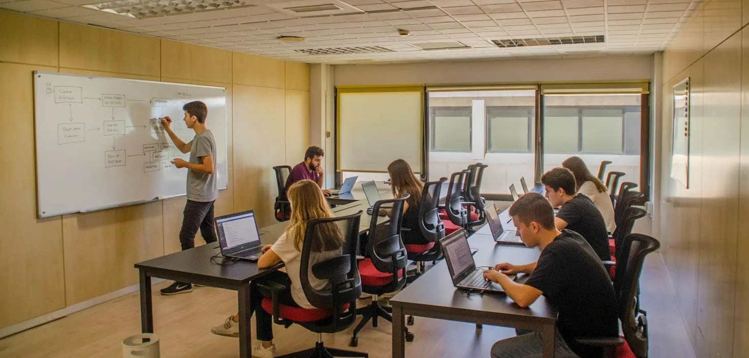 Estudiantes colaborando en proyectos de programación
